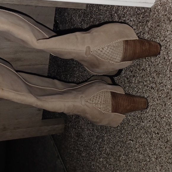 Like New B.Makowsky Genuine Leather Wedge Boots - Picture 4 of 9